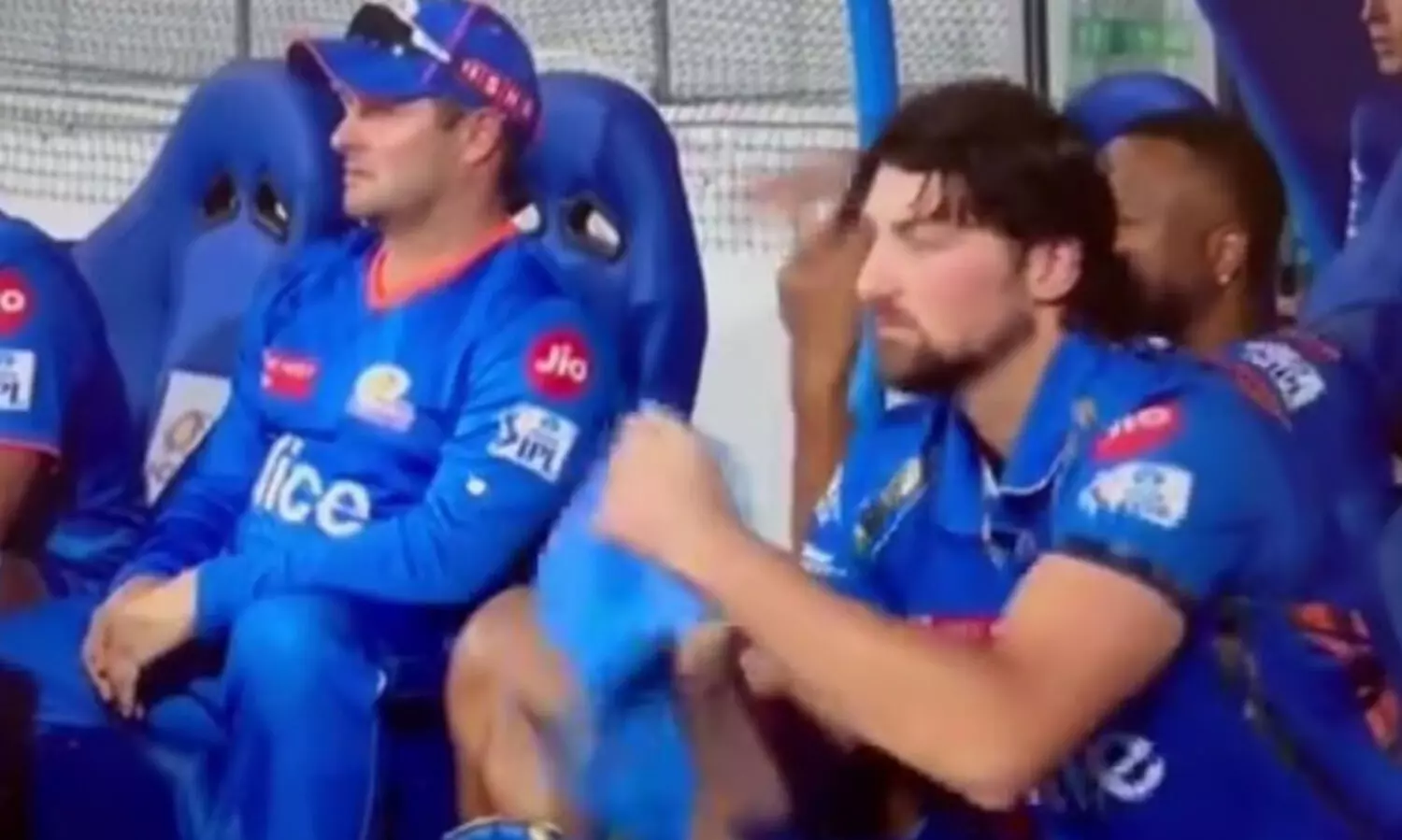 ഡി.ആർ.എസ് എടുക്കാൻ സൂര്യകുമാറിനെ സഹായിച്ചു; ടിം ഡേവിഡിനും പൊള്ളാര്‍ഡിനും പണികിട്ടി