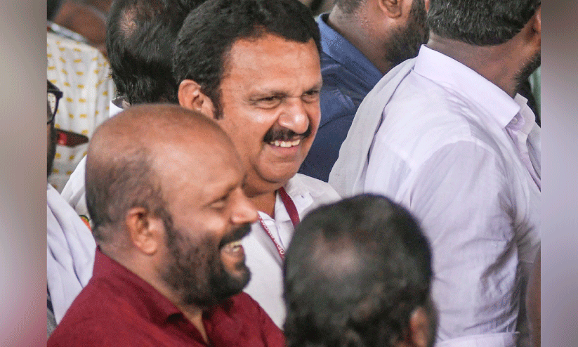 candidates sunil kumar and k muraleedharan at Thrissur pooram