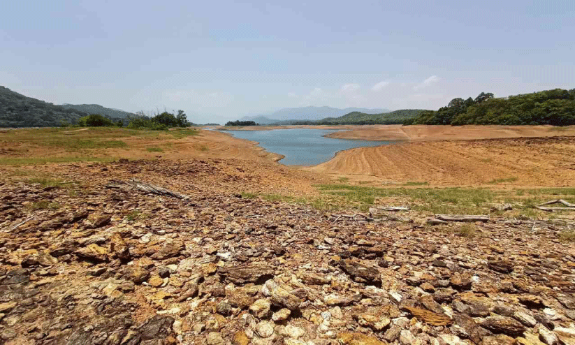 No removal of silt: Decreasing storage capacity of Parapar Dam