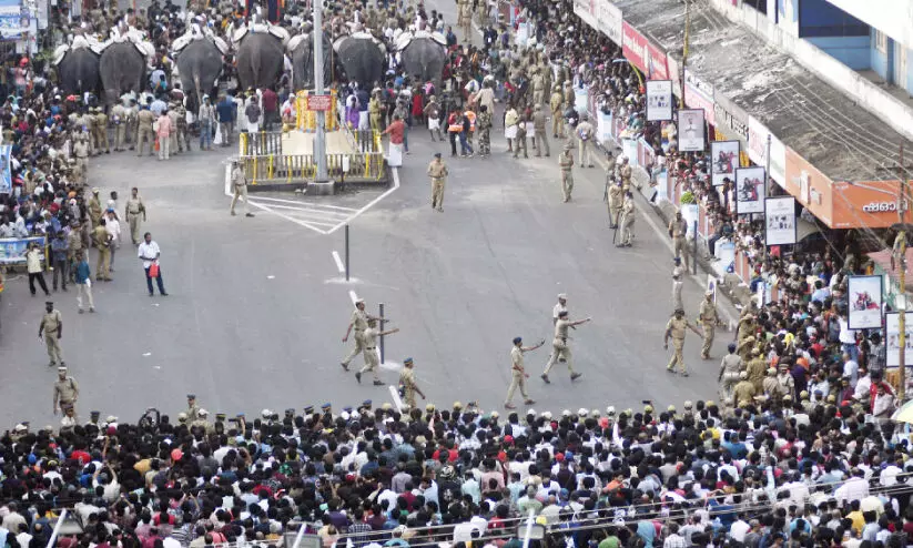 പൊലീസ് നിയന്ത്രണം അതിരുവിട്ടു; തൃശൂർ പൂരം അലങ്കോലമായി; വെടിക്കെട്ട് നടന്നത് പകൽവെളിച്ചത്തിൽ പൊലീസ് നിയന്ത്രണം അതിരുവിട്ടു; തൃശൂർ പൂരം അലങ്കോലമായി; വെടിക്കെട്ട് നടന്നത് പകൽവെളിച്ചത്തിൽ