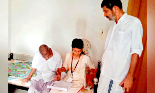 113ാം വ​യ​സ്സി​ലും ജ​നാ​ധി​പ​ത്യ സം​ര​ക്ഷ​ണ​ത്തി​ന് പാ​നേ​രി അ​ബ്ദു​ല്ല​യു​ടെ വോ​ട്ട്