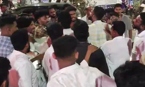 ലീഗിന്റെ കൊടിവീശിയത് കെ.എസ്.യു പ്രവർത്തകർ ചോദ്യം ചെയ്തു; സംഘർഷം ലീഗിന്റെ കൊടിവീശിയത് കെ.എസ്.യു പ്രവർത്തകർ ചോദ്യം ചെയ്തു; സംഘർഷം