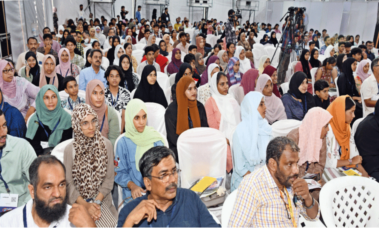 അറിവിന്റെ മഹോത്സവത്തിന് കൊടിയിറക്കം