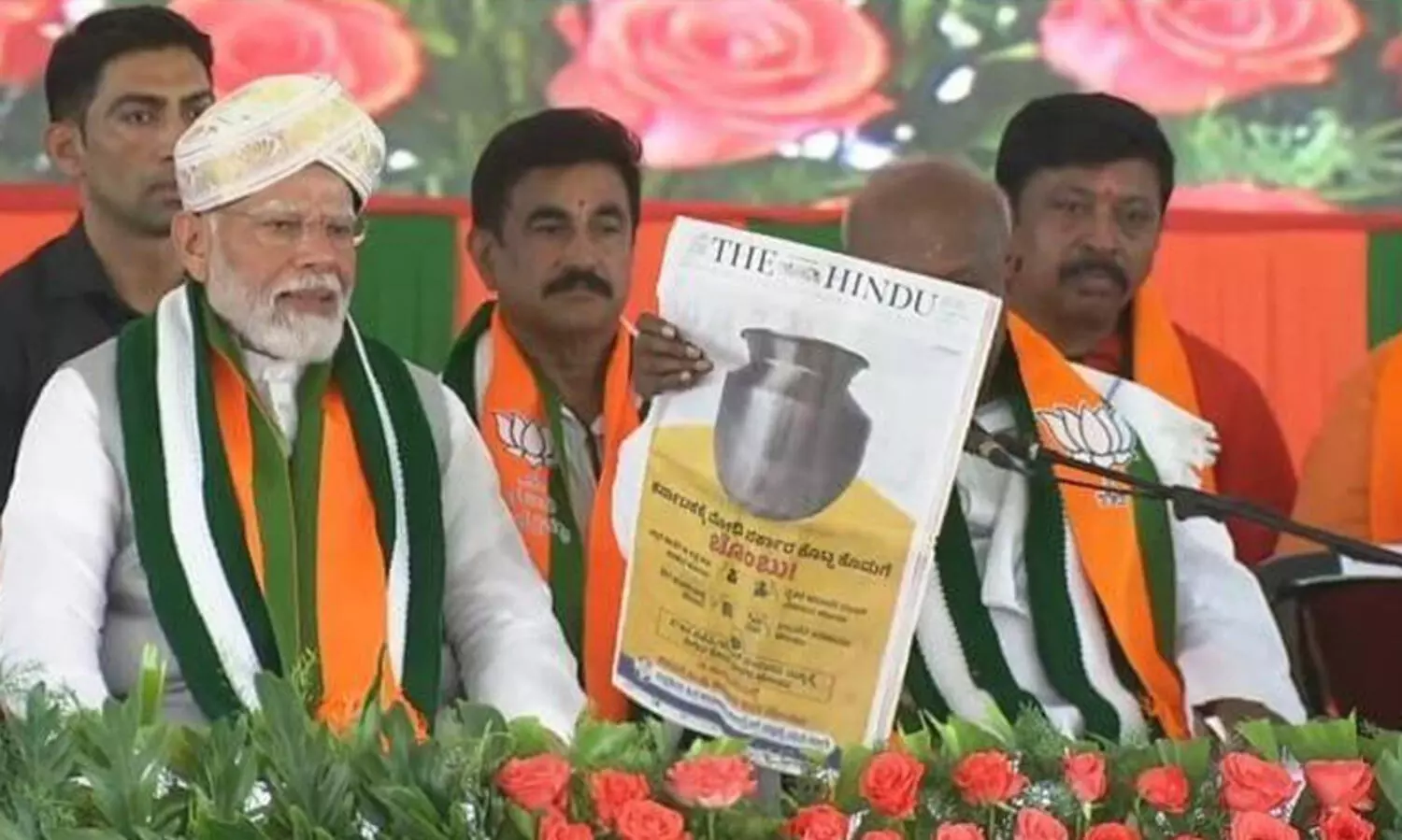 ഒഴിഞ്ഞ പാത്രവുമായി കേന്ദ്രത്തിനെതിരെ കോൺഗ്രസ്, പരസ്യമുള്ള പത്രം പിടിച്ച് മോദിയുടെ തൊട്ടടുത്ത് ദേവഗൗഡ; കർണാടകയിൽ ഭരണ-പ്രതിപക്ഷ പോര്