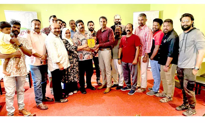 നമ്മൾ ചാവക്കാട്ടുകാർ യാത്രയയപ്പ് നൽകി നമ്മൾ ചാവക്കാട്ടുകാർ യാത്രയയപ്പ് നൽകി