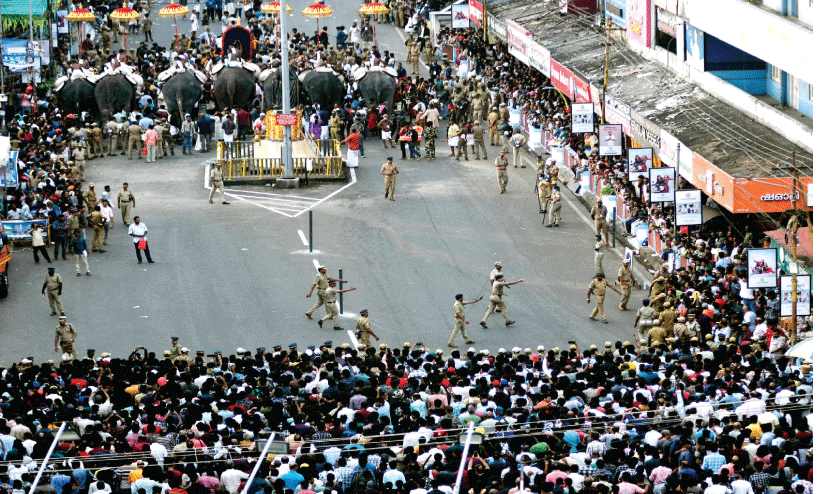 പൂരത്തിന്‍റെ ശോഭ കെടുത്തി ‘കമീഷണർ കളി’; വൻ പ്രതിഷേധം