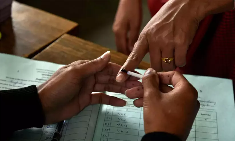 പത്തനംതിട്ടയിൽ മരിച്ചയാളുടെ വോട്ട് രേഖപ്പെടുത്തൽ: മൂന്ന് പോളിങ് ഉദ്യോഗസ്ഥർക്ക് സസ്പെൻഷൻ പത്തനംതിട്ടയിൽ മരിച്ചയാളുടെ വോട്ട് രേഖപ്പെടുത്തൽ: മൂന്ന് പോളിങ് ഉദ്യോഗസ്ഥർക്ക് സസ്പെൻഷൻ