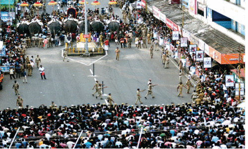 പൂരത്തിന്‍റെ ശോഭ കെടുത്തി ‘കമീഷണർ കളി’; വൻ പ്രതിഷേധം