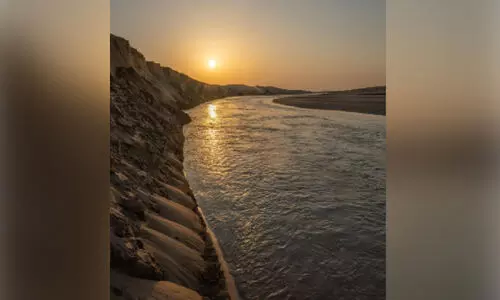 മഴയിൽ വിരിഞ്ഞ തടാകം