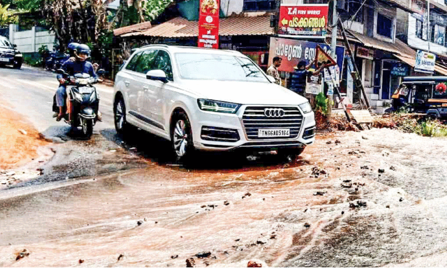 കുടിവെള്ള പൈപ്പ് പൊട്ടി റോഡ് പുഴയായി