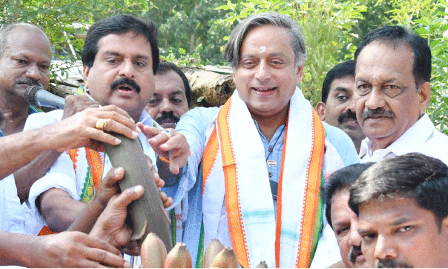 പൊ​ള്ളു​ന്ന വെ​യി​ലി​ലും അ​ണ​യാ​ത്ത ആ​വേ​ശ​ം