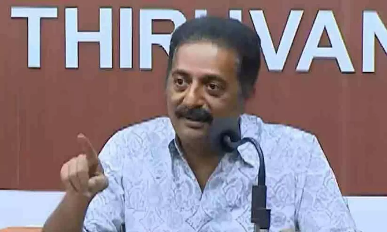 തിരുവനന്തപുരത്ത് മത്സരിക്കുന്നത് ‘രാജാവി’ന്റെ ആസ്ഥാന വിദൂഷകൻ; ശശി തരൂർ രാജ്യത്തിന്റെ അഭിമാനം -പ്രകാശ് രാജ്