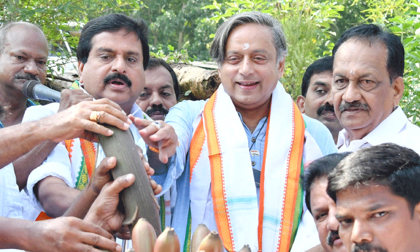 പൊള്ളുന്ന വെയിലിലും അണയാത്ത ആവേശം പൊള്ളുന്ന വെയിലിലും അണയാത്ത ആവേശം