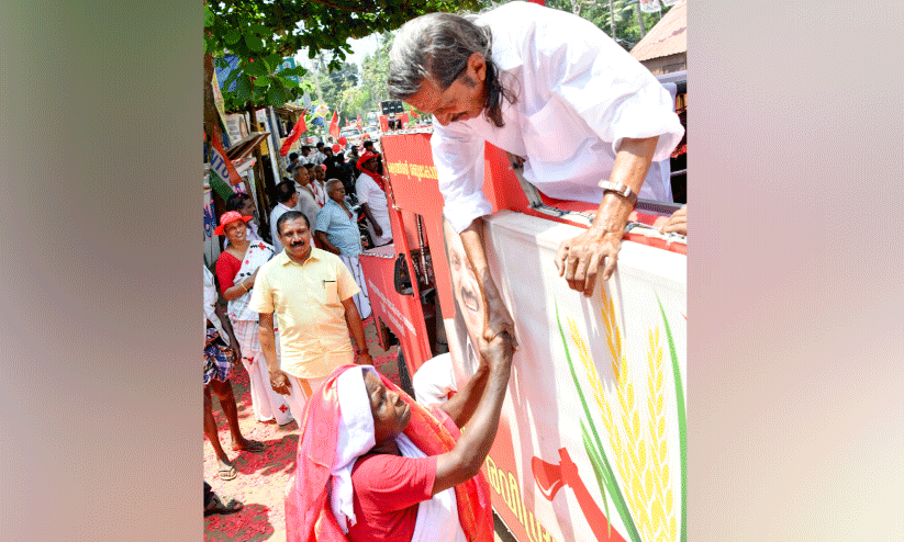 കാഞ്ഞിരംകുളം ചാണിയിൽ തെരഞ്ഞെടുപ്പ് പര്യടനത്തിനെത്തിയ എൽ.ഡി.എഫ് സ്ഥാനാർഥി പന്ന്യൻ രവീന്ദ്രൻ 62 കാരി സുമതിയെ ഷാൾ അണിയിക്കുന്നു കാഞ്ഞിരംകുളം ചാണിയിൽ തെരഞ്ഞെടുപ്പ് പര്യടനത്തിനെത്തിയ എൽ.ഡി.എഫ് സ്ഥാനാർഥി പന്ന്യൻ രവീന്ദ്രൻ 62 കാരി സുമതിയെ ഷാൾ അണിയിക്കുന്നു