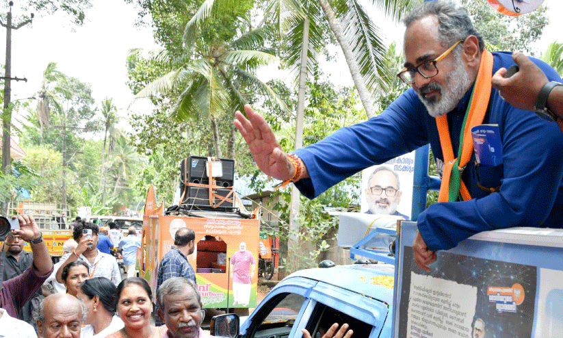 അമരവിള പാലപ്പള്ളിയിൽ വോട്ടഭ്യർഥിക്കുന്ന എൻ.ഡി.എ സ്ഥാനാർഥി രാജീവ് ചന്ദ്രശേഖർ അമരവിള പാലപ്പള്ളിയിൽ വോട്ടഭ്യർഥിക്കുന്ന എൻ.ഡി.എ സ്ഥാനാർഥി രാജീവ് ചന്ദ്രശേഖർ
