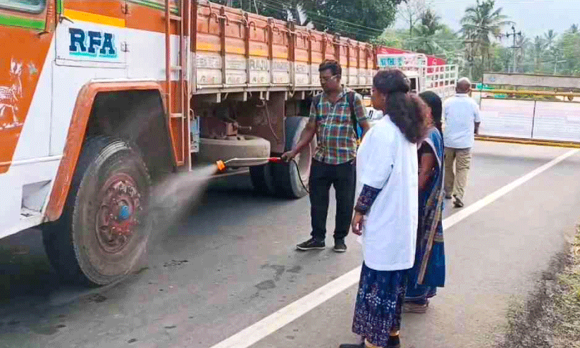 പക്ഷിപ്പനി; അതിർത്തിയിൽ പ്രതിരോധ പ്രവർത്തനം ആരംഭിച്ചു പക്ഷിപ്പനി; അതിർത്തിയിൽ പ്രതിരോധ പ്രവർത്തനം ആരംഭിച്ചു