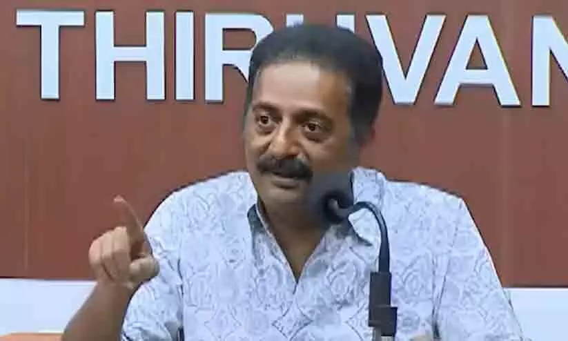 തിരുവനന്തപുരത്ത് മത്സരിക്കുന്നത് ‘രാജാവി’ന്റെ ആസ്ഥാന വിദൂഷകൻ; ശശി തരൂർ രാജ്യത്തിന്റെ അഭിമാനം -പ്രകാശ് രാജ്