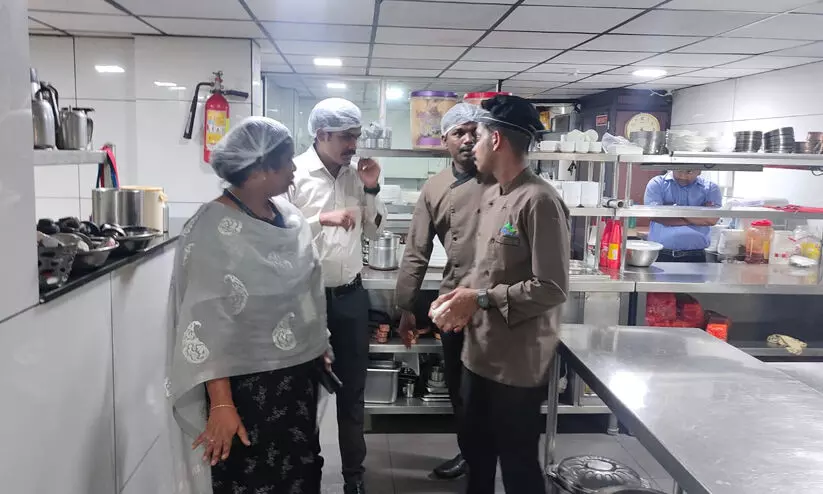 ഭക്ഷ്യ സുരക്ഷാ വകുപ്പിന്റെ മിന്നല്‍ പരിശോധന: 17 സ്ഥാപനങ്ങള്‍ക്ക് നോട്ടീസ്