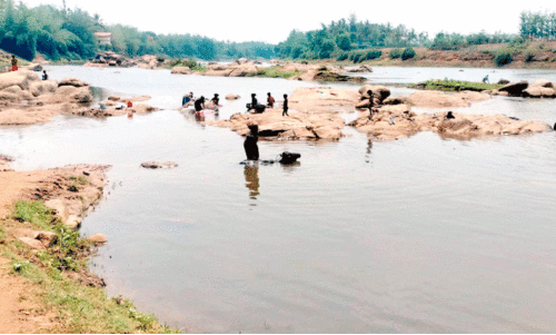 മ​ര​ക്ക​ട​വ് ത​ട​യ​ണ​യി​ൽ വെ​ള്ള​മാ​യി; കാ​രാ​പ്പു​ഴ ഡാം ​അ​ട​ച്ചു