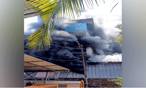 നഗരത്തിലെ കാർ സർവിസ് സെന്ററിൽ വൻ തീപിടിത്തം