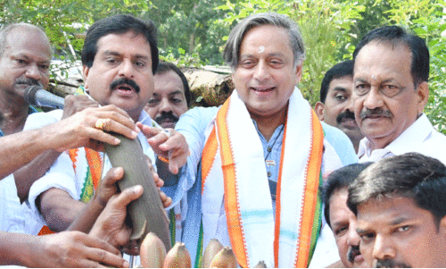 പൊ​ള്ളു​ന്ന വെ​യി​ലി​ലും അ​ണ​യാ​ത്ത ആ​വേ​ശ​ം