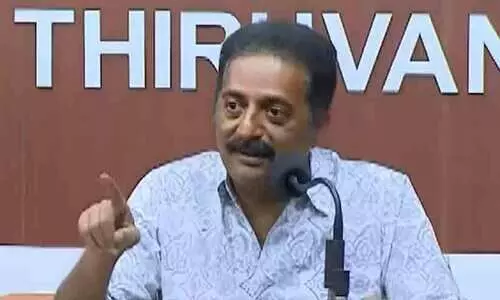 തിരുവനന്തപുരത്ത് മത്സരിക്കുന്നത് ‘രാജാവി’ന്റെ ആസ്ഥാന വിദൂഷകൻ; ശശി തരൂർ രാജ്യത്തിന്റെ അഭിമാനം -പ്രകാശ് രാജ്