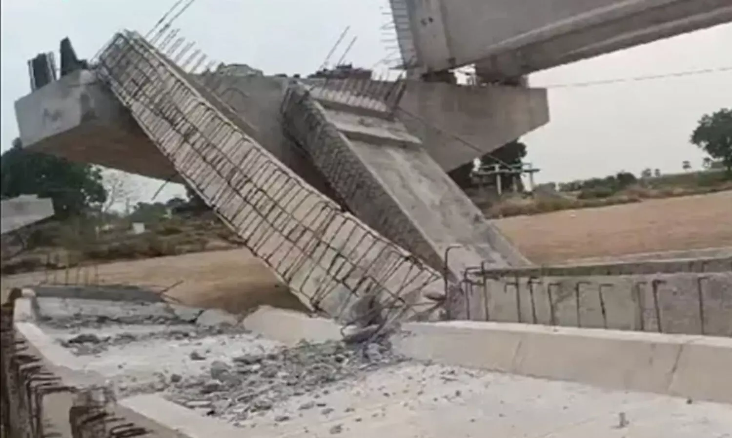 എട്ടു വർഷമായി നിർമാണത്തിലിരിക്കുന്ന പാലം കാറ്റിൽ തകർന്നുവീണു