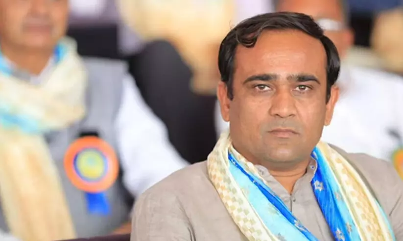 സൂറത്ത് തെരഞ്ഞെടുപ്പ് അട്ടിമറി: രഹസ്യ നീക്കങ്ങൾ പുറത്ത്; കോൺഗ്രസ് സ്ഥാനാർഥിയിലൂടെ ബി.ജെ.പി ഓപറേഷൻ ലക്ഷ്യംകണ്ടു സൂറത്ത് തെരഞ്ഞെടുപ്പ് അട്ടിമറി: രഹസ്യ നീക്കങ്ങൾ പുറത്ത്; കോൺഗ്രസ് സ്ഥാനാർഥിയിലൂടെ ബി.ജെ.പി ഓപറേഷൻ ലക്ഷ്യംകണ്ടു