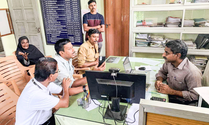 കുടിവെള്ളം എത്തിയിട്ട് ദിവസങ്ങൾ;  ജല അതോറിറ്റി എൻജിനീയറെ ഉപരോധിച്ചു