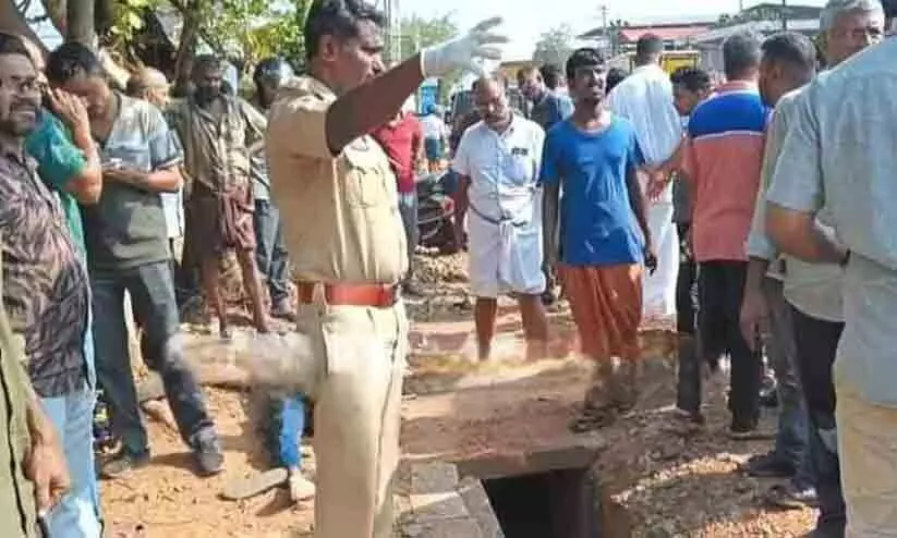 ചങ്ങരംകുളത്ത് റോഡരികിൽ യുവാവിനെ മരിച്ച നിലയില് കണ്ടെത്തി ചങ്ങരംകുളത്ത് റോഡരികിൽ യുവാവിനെ മരിച്ച നിലയില് കണ്ടെത്തി