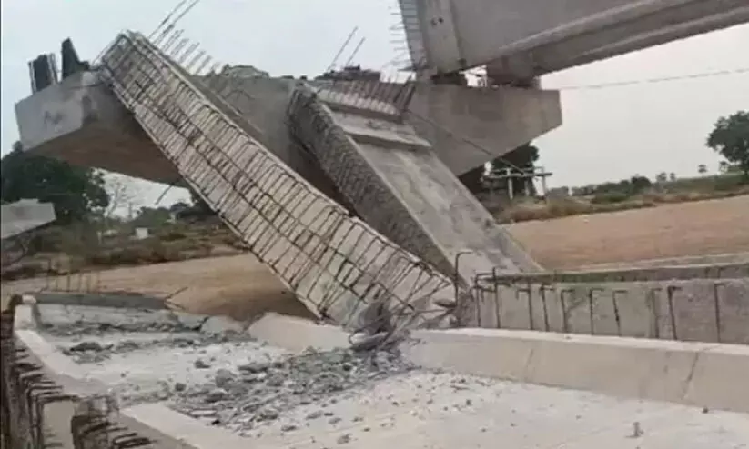 എട്ടു വർഷമായി നിർമാണത്തിലിരിക്കുന്ന പാലം കാറ്റിൽ തകർന്നുവീണു
