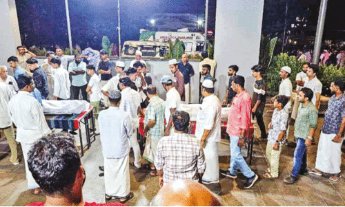 ക​ളി​ക്കൂ​ട്ടു​കാ​ർ ഇ​നി അ​ടു​ത്ത​ടു​ത്ത ഖ​ബ​റി​ൽ അ​ന്തി​യു​റ​ങ്ങും