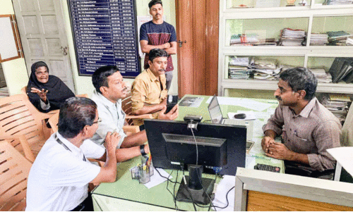 കുടിവെള്ളം എത്തിയിട്ട് ദിവസങ്ങൾ;  ജല അതോറിറ്റി എൻജിനീയറെ ഉപരോധിച്ചു