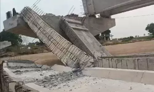 എട്ടു വർഷമായി നിർമാണത്തിലിരിക്കുന്ന പാലം കാറ്റിൽ തകർന്നുവീണു