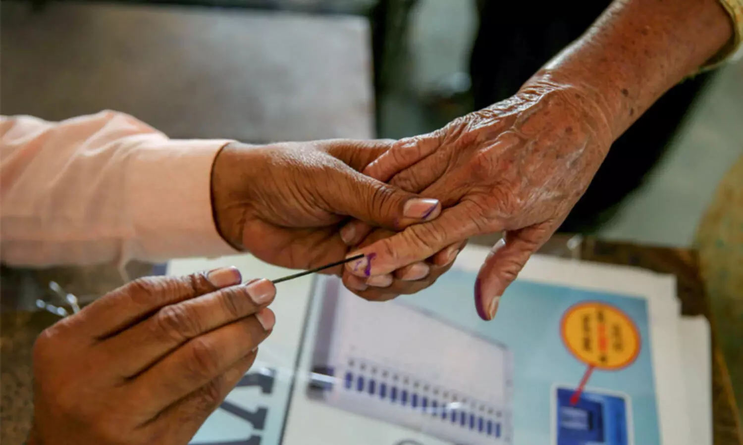 കർണാടകയിലെ 14 ലോക്സഭ മണ്ഡലങ്ങളിൽ വെള്ളിയാഴ്ച വോട്ടെടുപ്പ്; വിധിയെഴുതാൻ 2.88 കോടി വോട്ടർമാർ