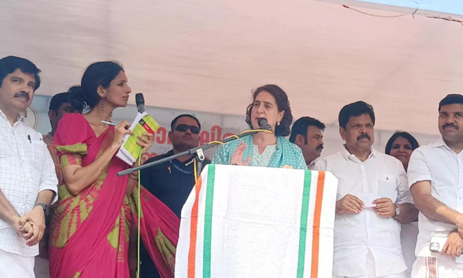 മതം അപകടത്തിലാണെന്ന് പറഞ്ഞ് ബി.ജെ.പി ഭീതിയുണ്ടാക്കുന്നു, ജനങ്ങൾക്കായി എന്ത് ചെയ്തെന്ന് അവർ പറയില്ല -പ്രിയങ്ക ഗാന്ധി