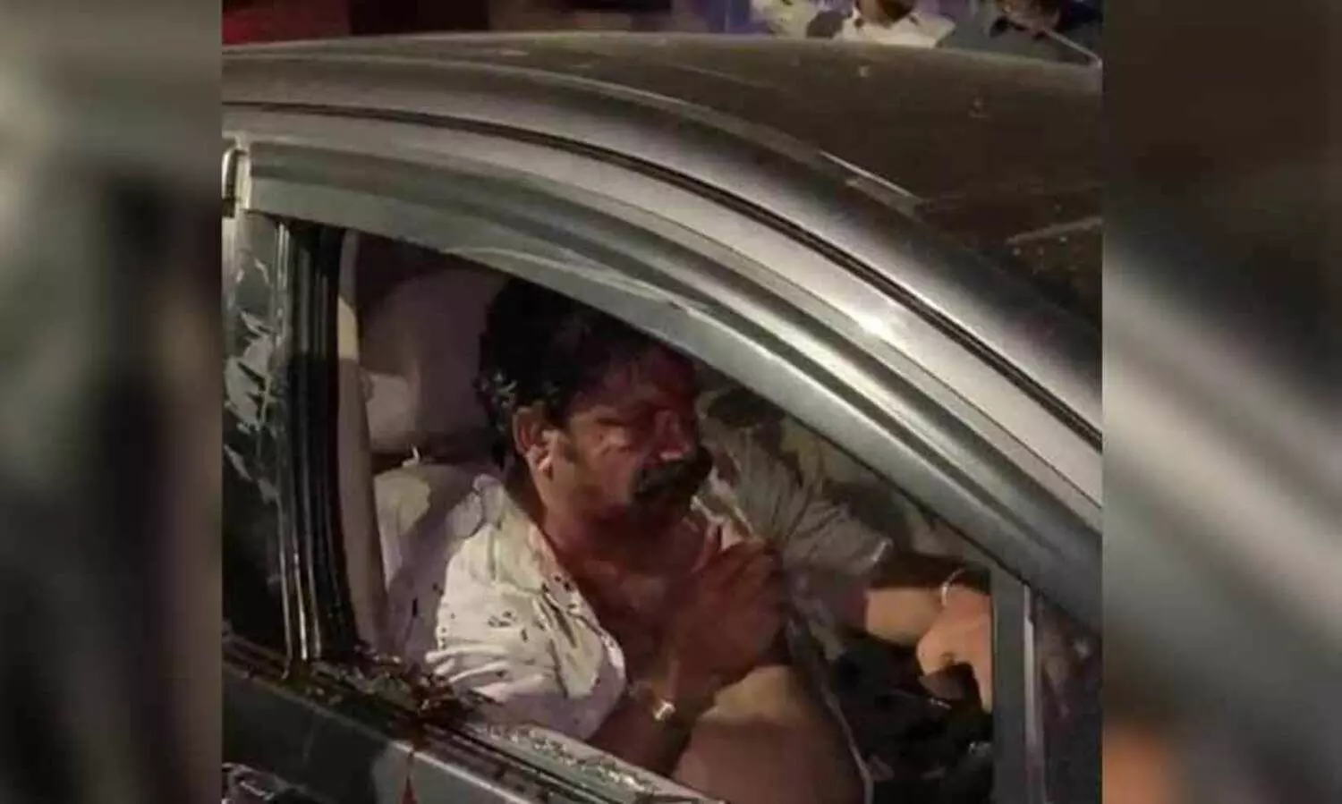 ആലുവ മാർക്കറ്റിന് സമീപം ഗുണ്ടാവിളയാട്ടം, കാർ തകർത്ത് യാത്രക്കാരനെ മർദിച്ചു; രണ്ടു പേർ പിടിയിൽ