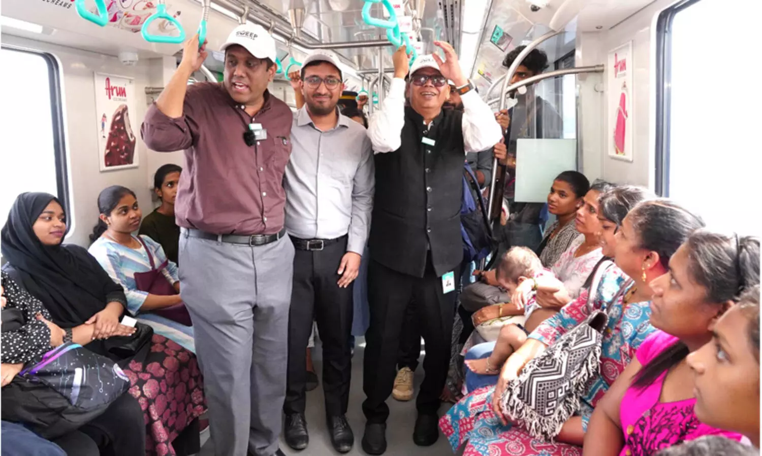 വോട്ടഭ്യർഥിച്ച് കലക്ടർ കൊച്ചി മെട്രോയിൽ