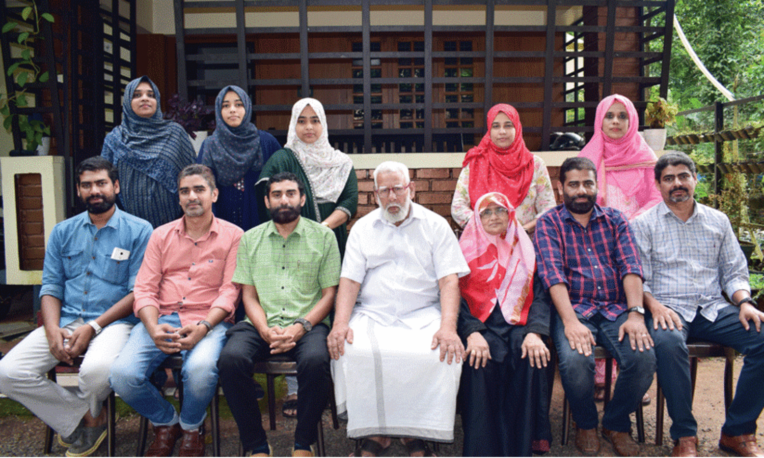 ഒരു കുടുംബത്തിലെ അഞ്ച് ആൺമക്കളും അവരുടെ ഭാര്യമാരും സർക്കാർ ഉദ്യോഗസ്ഥരായപ്പോൾ