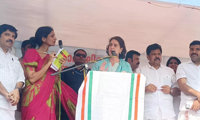 മതം അപകടത്തിലാണെന്ന് പറഞ്ഞ് ബി.ജെ.പി ഭീതിയുണ്ടാക്കുന്നു, ജനങ്ങൾക്കായി എന്ത് ചെയ്തെന്ന് അവർ പറയില്ല -പ്രിയങ്ക ഗാന്ധി മതം അപകടത്തിലാണെന്ന് പറഞ്ഞ് ബി.ജെ.പി ഭീതിയുണ്ടാക്കുന്നു, ജനങ്ങൾക്കായി എന്ത് ചെയ്തെന്ന് അവർ പറയില്ല -പ്രിയങ്ക ഗാന്ധി