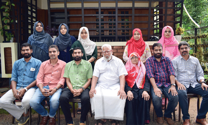 ഒരു കുടുംബത്തിലെ അഞ്ച് ആൺമക്കളും അവരുടെ ഭാര്യമാരും സർക്കാർ ഉദ്യോഗസ്ഥരായപ്പോൾ