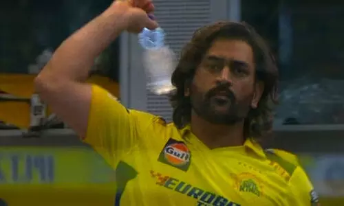 കാമറാമാന് നേരെ വെള്ളക്കുപ്പി എറിയാനോങ്ങി ധോണി; കലിപ്പിന് കാരണമന്വേഷിച്ച് ആരാധകർ