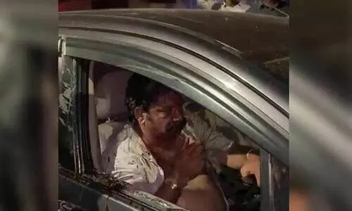 ആലുവ മാർക്കറ്റിന് സമീപം ഗുണ്ടാവിളയാട്ടം, കാർ തകർത്ത് യാത്രക്കാരനെ മർദിച്ചു; രണ്ടു പേർ പിടിയിൽ