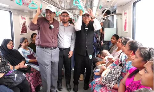 വോട്ടഭ്യർഥിച്ച് കലക്ടർ കൊച്ചി മെട്രോയിൽ