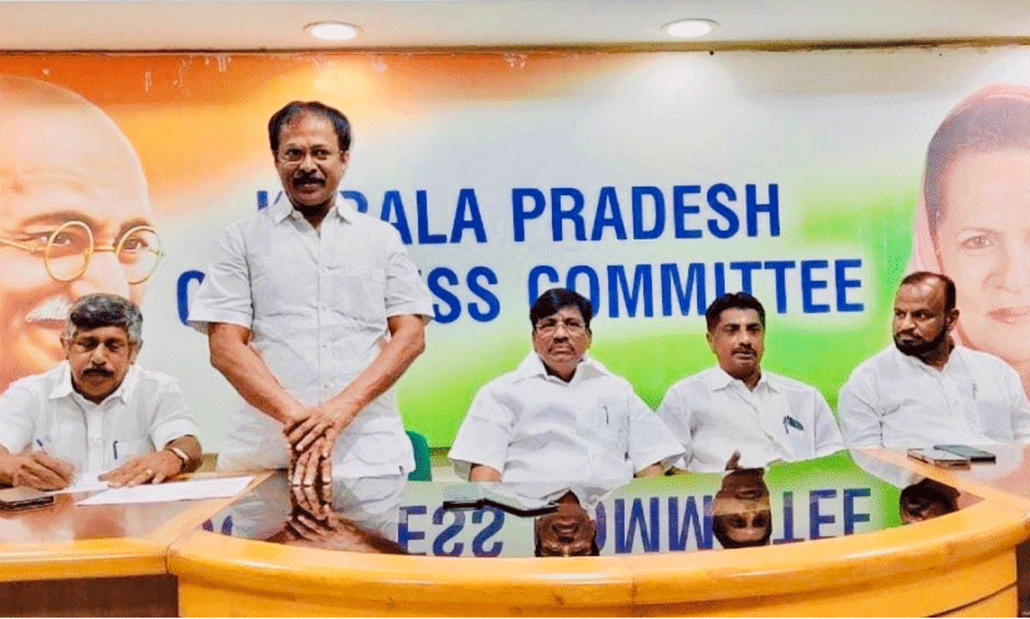 പ്ര​വാ​സി വോ​ട്ടു​ക​ൾ പ​ര​മാ​വ​ധി പോ​ൾ ചെ​യ്യി​പ്പി​ക്കും   -ശ​ങ്ക​ര​പ്പി​ള്ള കു​മ്പ​ള​ത്ത്