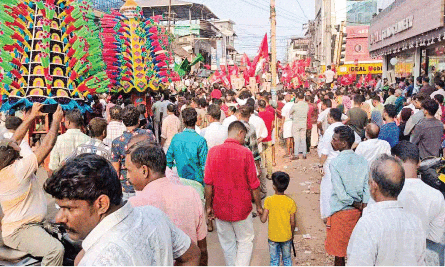 വണ്ടൂരിൽ കലാശക്കൊട്ട് അതിരുവിട്ടു; സംഘർഷത്തിനിടെ പൊലീസുകാരന് പരിക്ക്