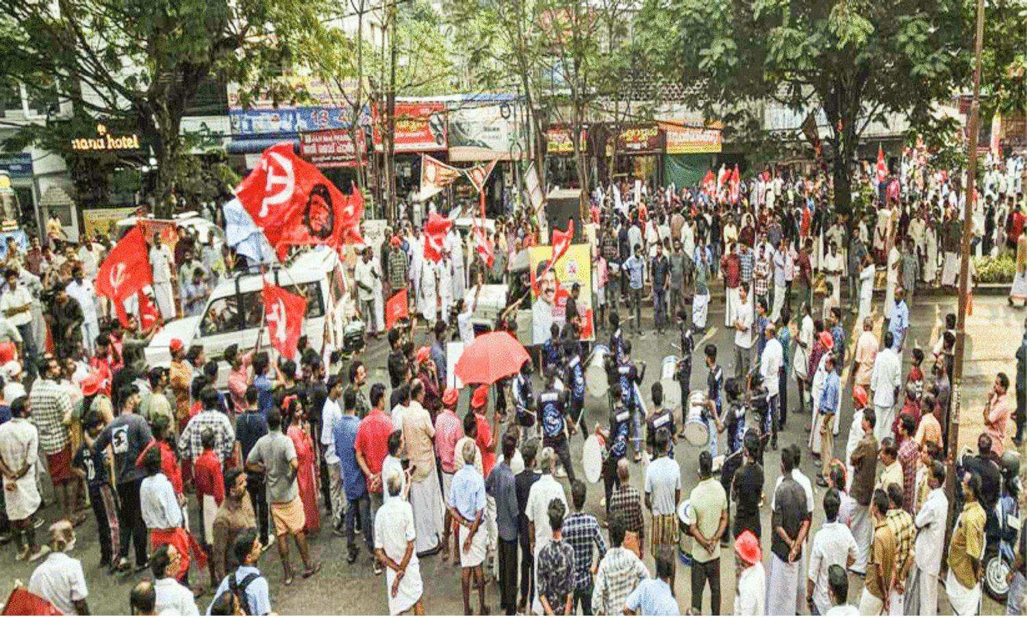 പ്രചാരണം കൊട്ടിയിറക്കി മുന്നണികൾ