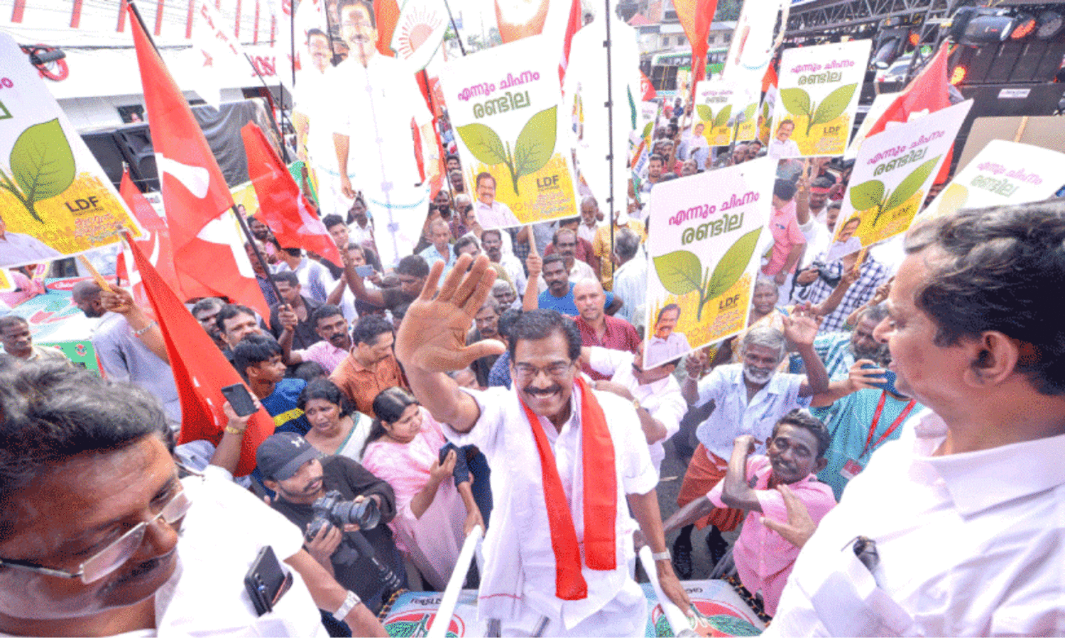 ആരവം, അത്യാവേശം