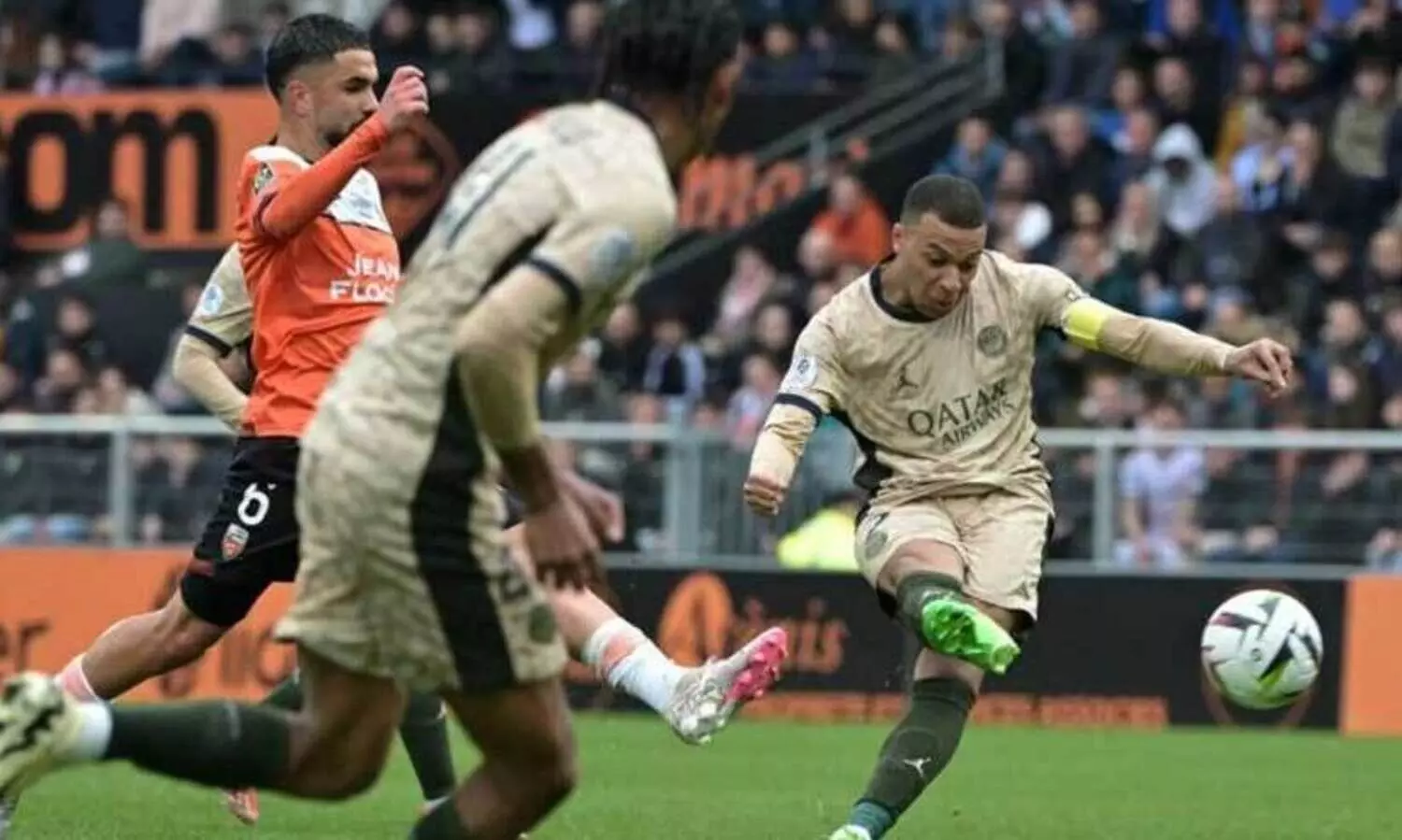 ഇരട്ടഗോളിൽ എംബാപ്പെയും ഡെബലെയും; വമ്പൻ ജയവുമായി പി.എസ്.ജി