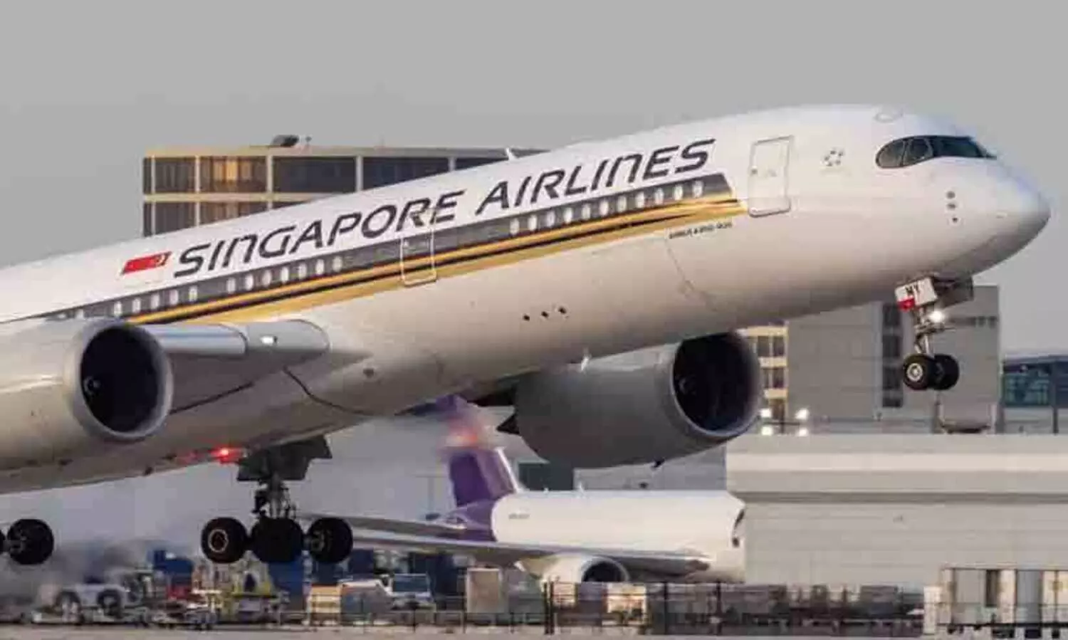 വിമാനത്തിലെ സീറ്റ് തകരാർ: സിംഗപ്പൂർ എയർലൈൻസ് തെലങ്കാന ഡി.ജി.പിക്ക് നഷ്ടപരിഹാരമായി രണ്ടു ലക്ഷം രൂപ  നൽകണമെന്ന് കോടതി